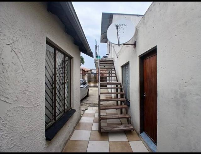8 BEDROOM HOUSE FOR SALE IN OLIEVENHOUTBOSCH